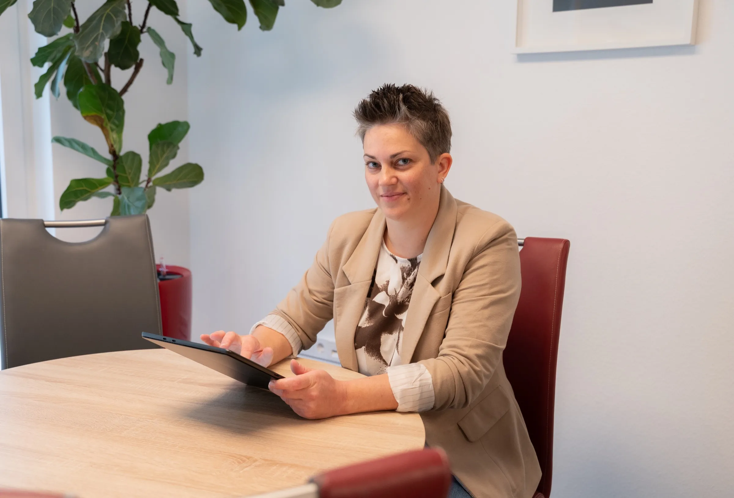 Mitarbeiterin der Steuerkanzlei bei der digitalen Beratung mit einem Tablet