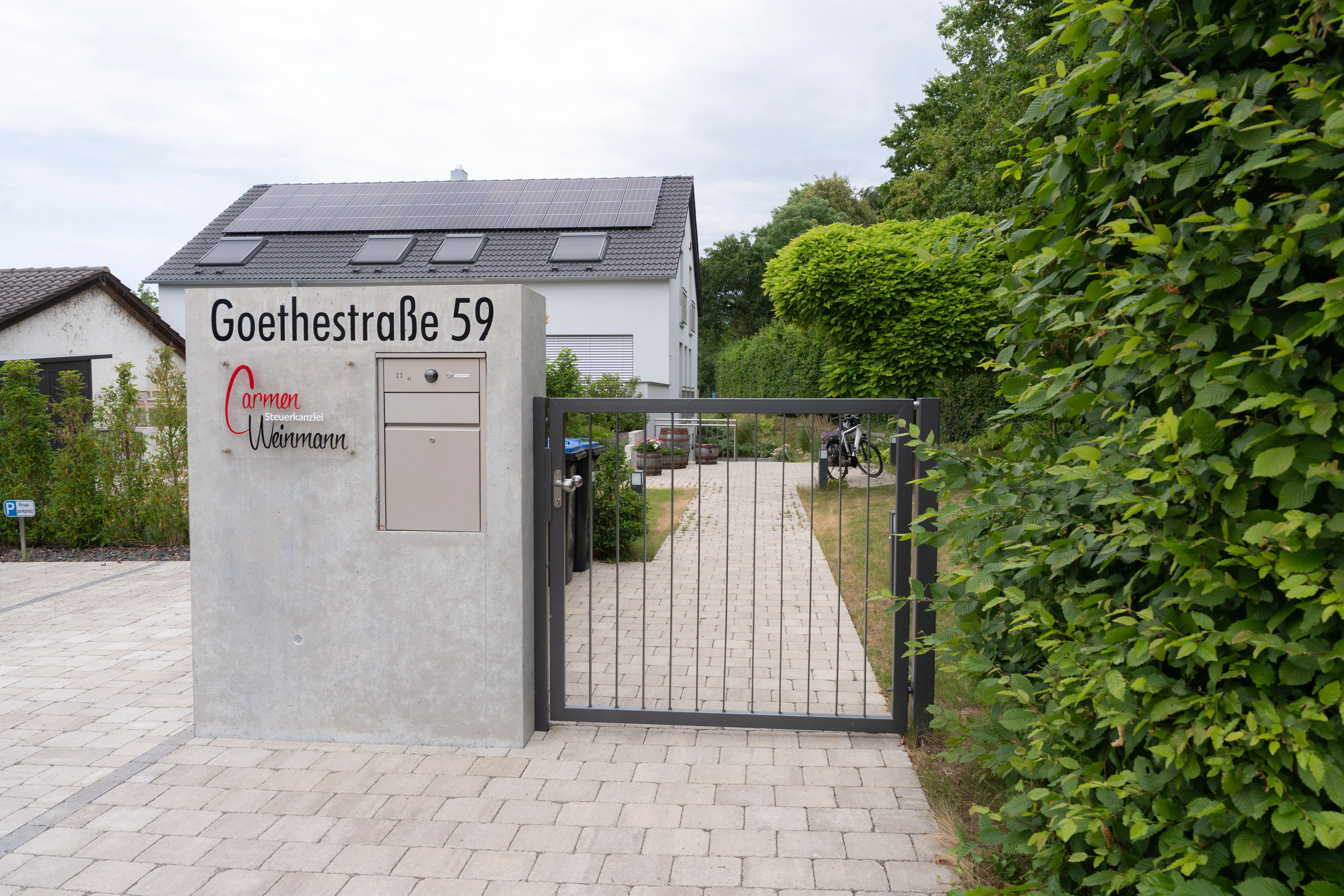 Eingang der Steuerkanzlei Carmen Weinmann mit Adressschild an der Goethestraße 59